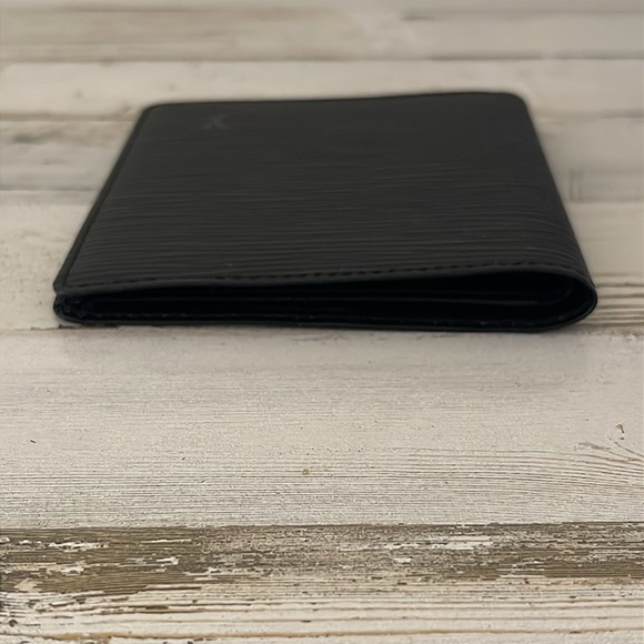 Louis Vuitton Black Epi Bifold Wallet. - Picture 4 of 11